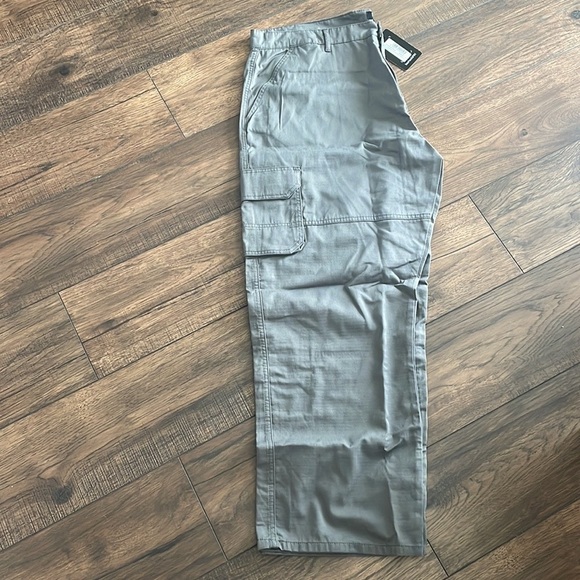 Boohoo man PLUS FIXED WAIST BRANDED RELAXED FIT CARGO TROUSERS Gray New size 42 - Picture 4 of 8